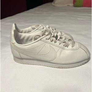 White Nike tennis shoes
